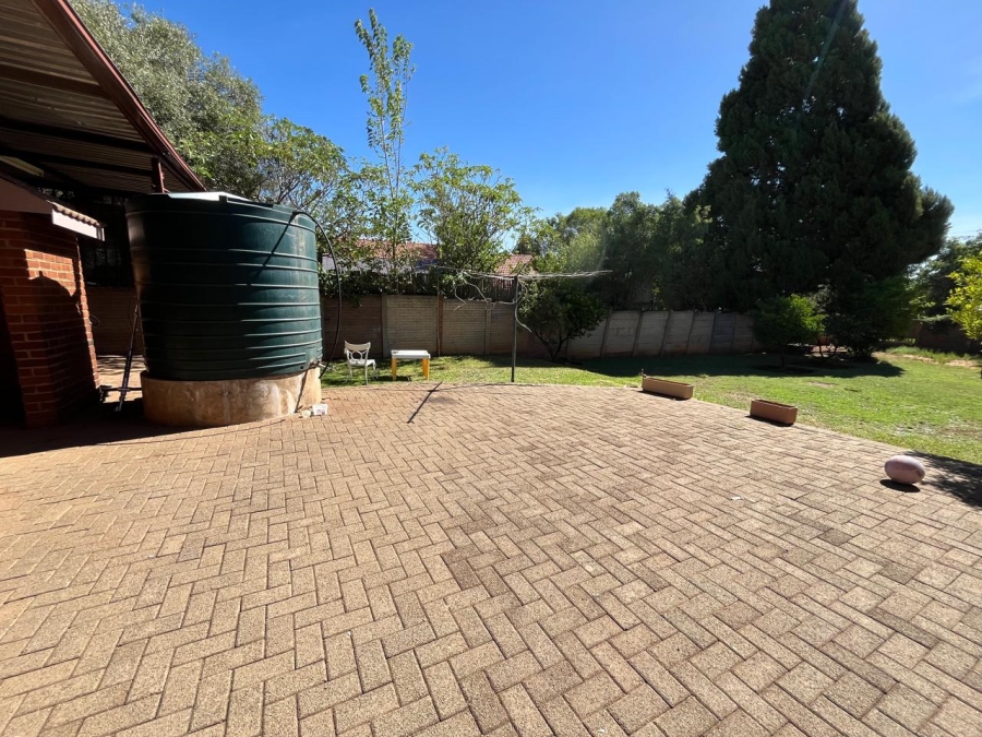 4 Bedroom Property for Sale in Langenhovenpark Free State